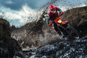 拉恩：凭借出色的反应能力，他在全黑队的外线攻击中表现不凡，拉恩足球俱乐部