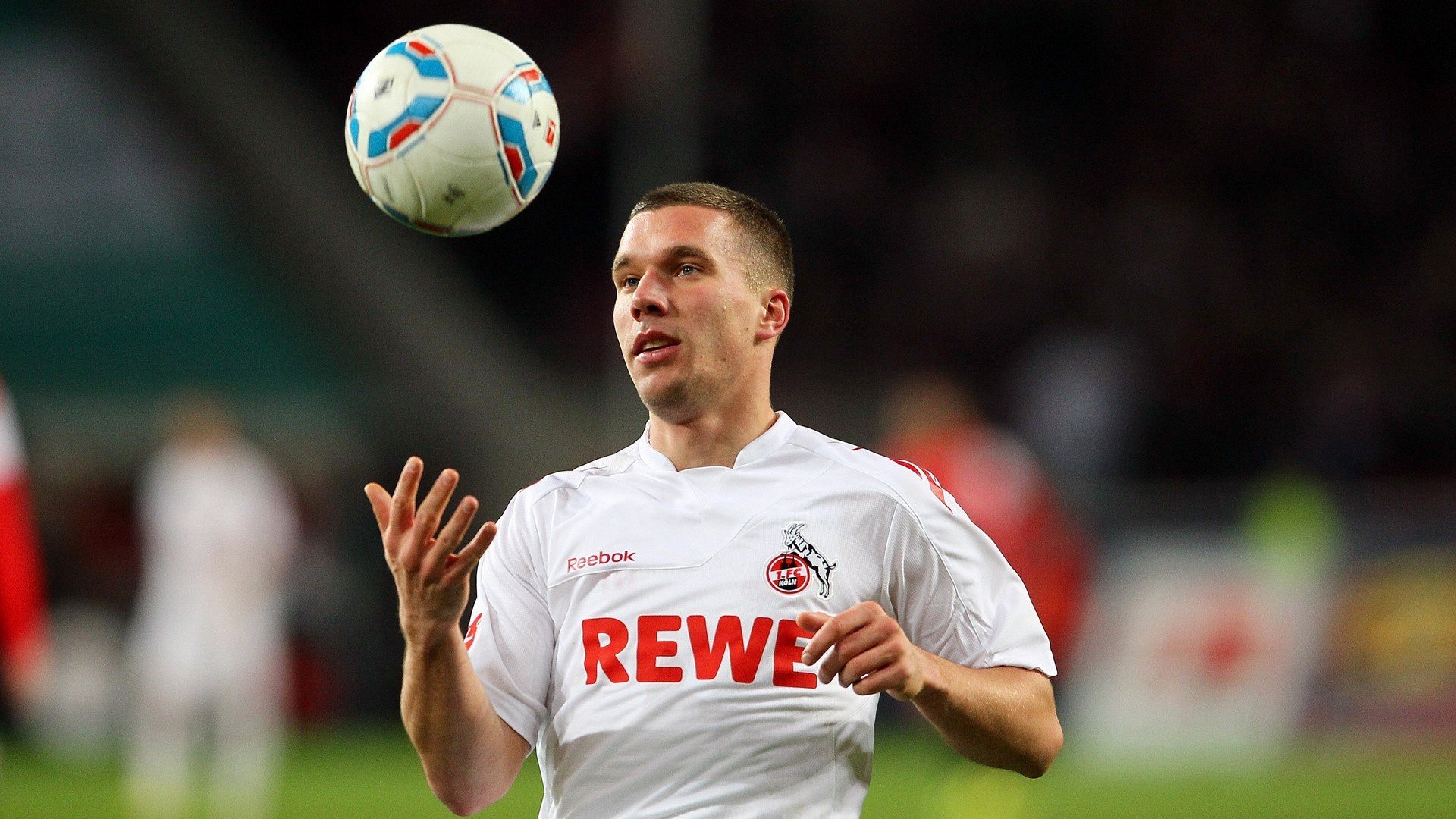 国际足球界倡导绿色环保，赛场和设备实现全面升级，足球国际赛的作用